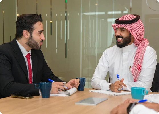 موظف مكتب تدقيق معتمد يقوم بمراجعة عملية إصدار شهادة المحتوى المحلي مع الشركة.