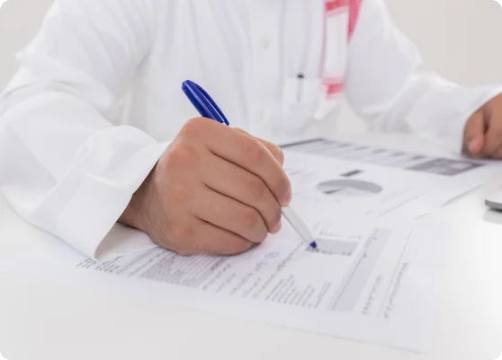 مدقق داخلي يقوم بتقديم خدمات المراجعة الداخلية المتخصصة لضمان الامتثال والفعالية التشغيلية